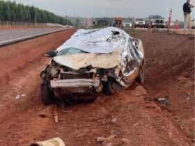 Condutor de picape colidiu possivelmente na traseira de um veículo pesado; vítima morreu no local e perícia foi acionada