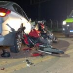 Condutora da motocicleta precisou ser entubada ainda no local e foi encaminhada ao Hospital Regional; dinâmica do acidente será investigada