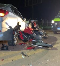 Condutora da motocicleta precisou ser entubada ainda no local e foi encaminhada ao Hospital Regional; dinâmica do acidente será investigada