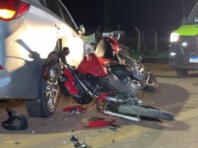 Condutora da motocicleta precisou ser entubada ainda no local e foi encaminhada ao Hospital Regional; dinâmica do acidente será investigada