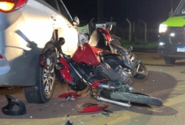 Condutora da motocicleta precisou ser entubada ainda no local e foi encaminhada ao Hospital Regional; dinâmica do acidente será investigada