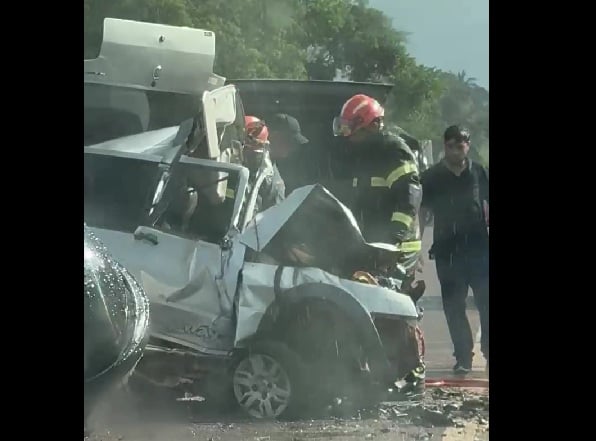 Fiat Uno ficou completamente destruído após bater de frente com uma Ford Ranger; motorista da caminhonete foi socorrido consciente, e Polícia Civil investigará as causas do acidente