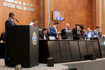 Homenagem marca nova escola em Chapada