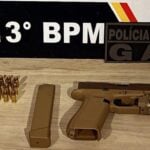 Suspeito de 31 anos foi detido pelo Grupo de Apoio (GAP) após arma de fogo de uso restrito ser encontrada em veículo durante patrulhamento