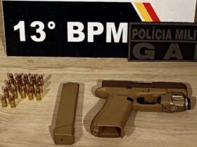 Suspeito de 31 anos foi detido pelo Grupo de Apoio (GAP) após arma de fogo de uso restrito ser encontrada em veículo durante patrulhamento