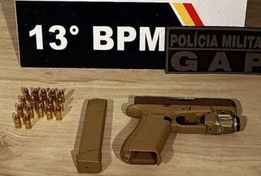 Suspeito de 31 anos foi detido pelo Grupo de Apoio (GAP) após arma de fogo de uso restrito ser encontrada em veículo durante patrulhamento