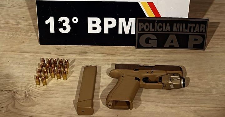 Suspeito de 31 anos foi detido pelo Grupo de Apoio (GAP) após arma de fogo de uso restrito ser encontrada em veículo durante patrulhamento