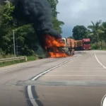 Carreta com carga de ureia pega fogo na Serra de São Vicente e bloqueia a BR-364