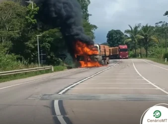 Carreta com carga de ureia pega fogo na Serra de São Vicente e bloqueia a BR-364