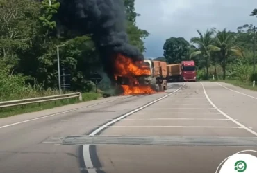 Carreta com carga de ureia pega fogo na Serra de São Vicente e bloqueia a BR-364