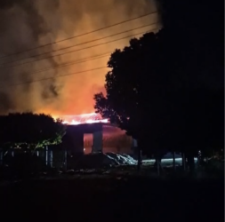 Incêndio de grandes proporções atinge algodoeira às margens da BR-163, em Sorriso