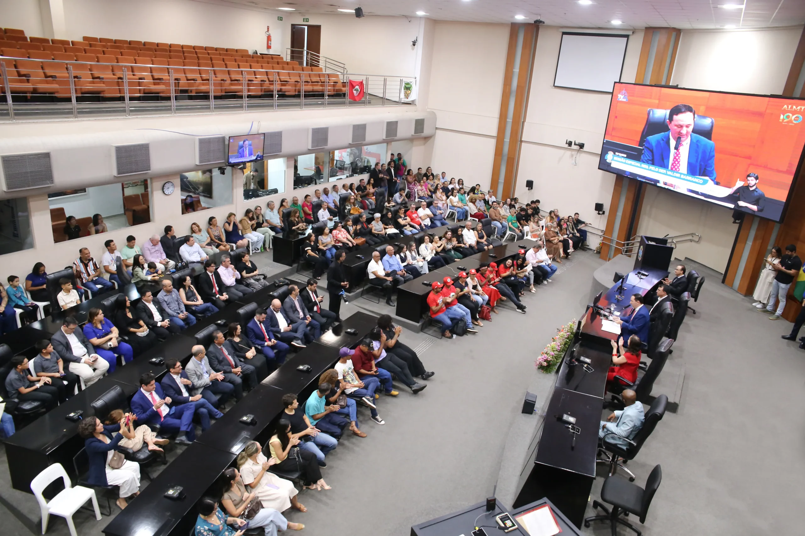 Assembleia concede honrarias por atuação social em MT