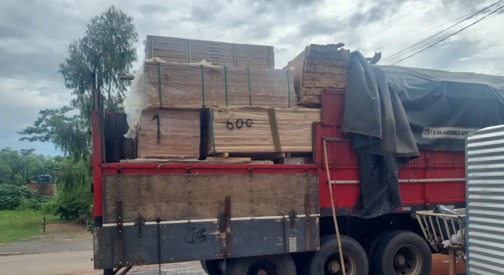 Batalhão Ambiental apreende caminhão com madeira irregular em Várzea Grande