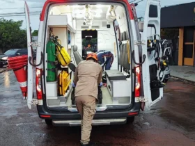 Motociclista fica ferido após acidente entre carro e moto em rotatória de Sinop