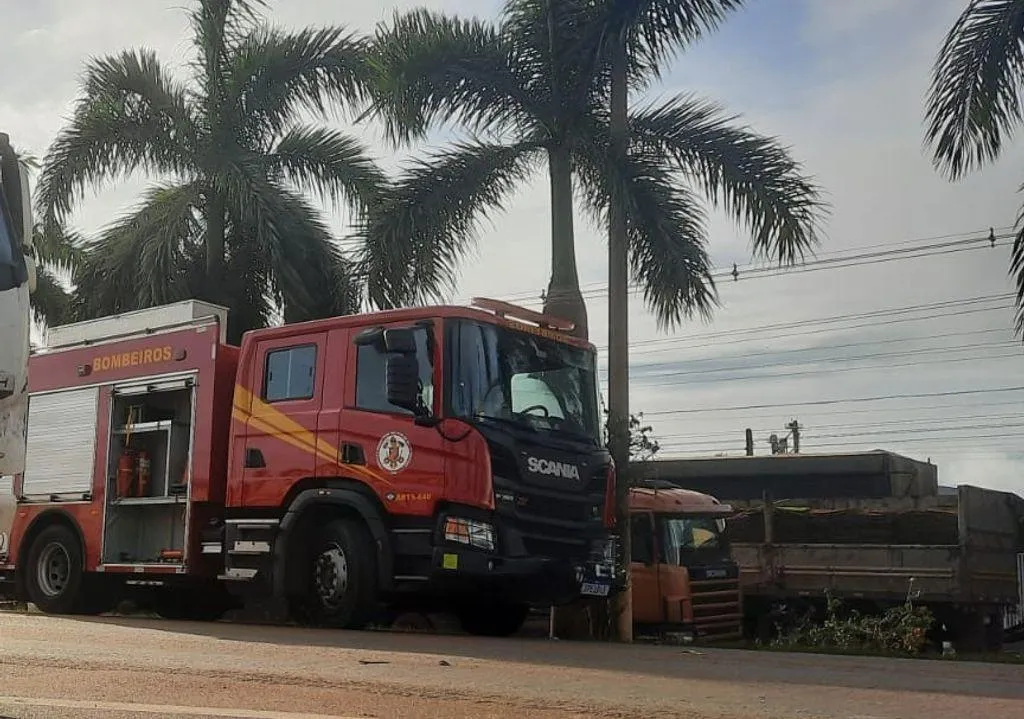 Bombeiros atuam em acidente na BR-070 com desencarceramento