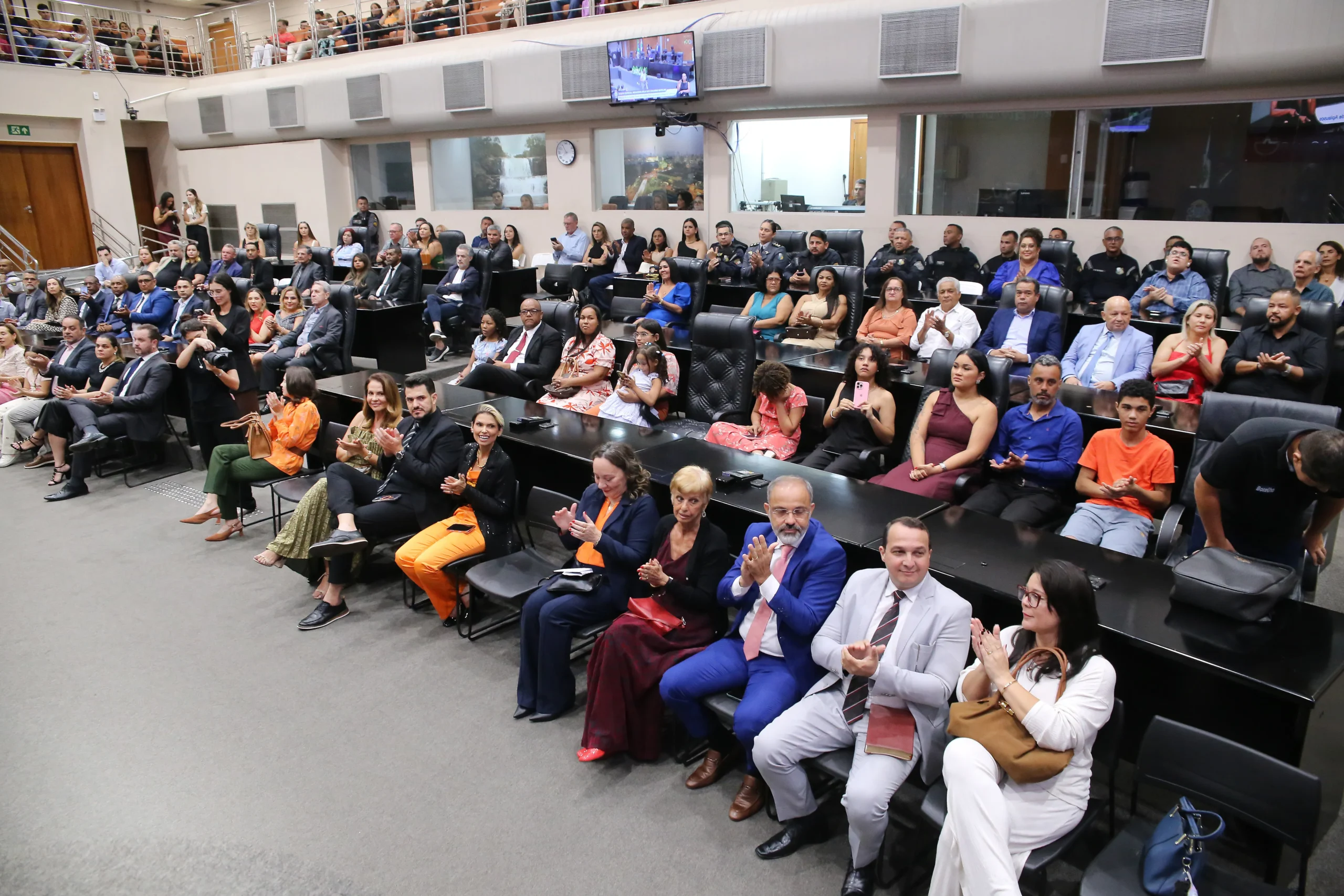 Botelho homenageia cidadãos e histórias em MT