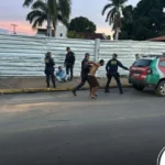 Os 4 homens, de 53, 41, 39 e 28 anos, foram encaminhados à Central de Flagrantes e apresentados ao delegado de plantão, onde permanecem à disposição da Justiça pelos crimes de desordem e vias de fato.