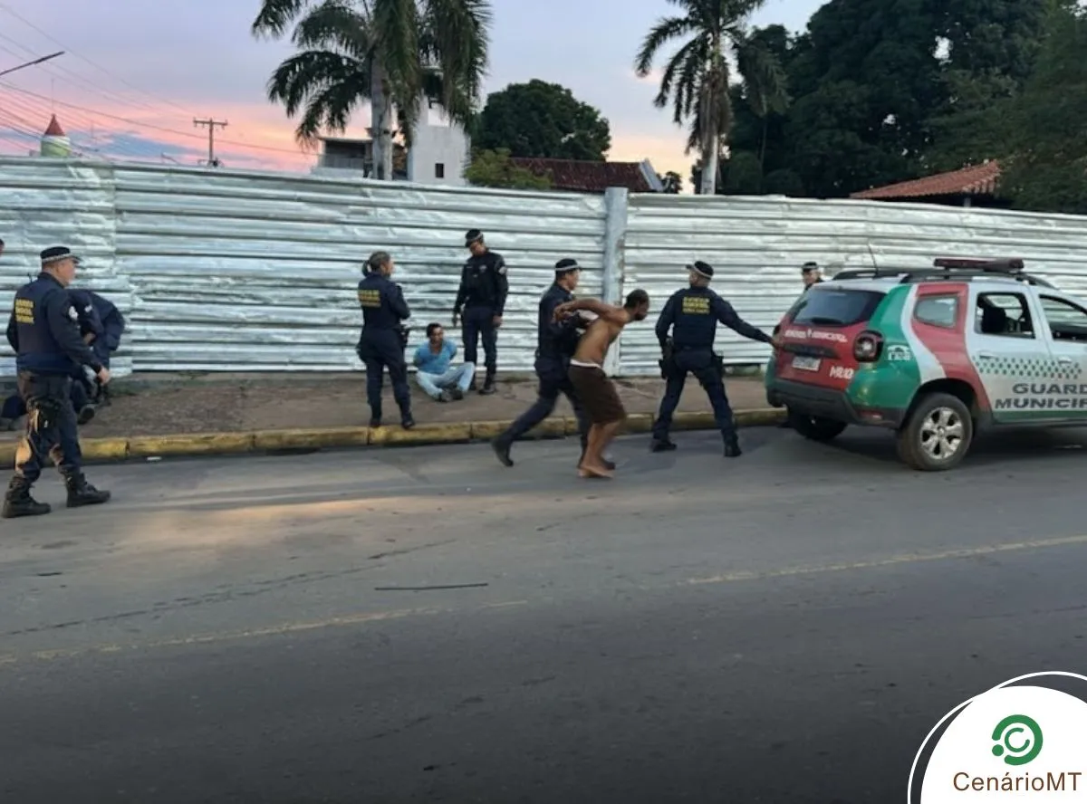 Os 4 homens, de 53, 41, 39 e 28 anos, foram encaminhados à Central de Flagrantes e apresentados ao delegado de plantão, onde permanecem à disposição da Justiça pelos crimes de desordem e vias de fato.