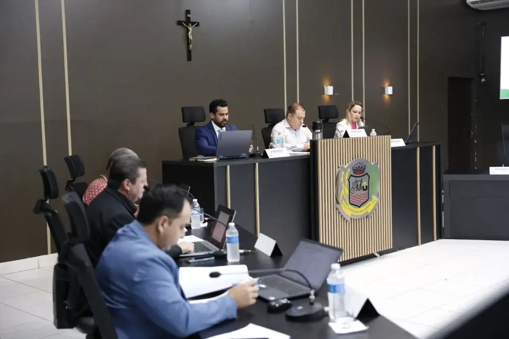 Prefeitura propõe reajuste de 4,46% para os servidores públicos, mas há expectativa de negociações para um aumento maior.