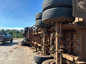 Reboque de carreta carregada com cavaco de madeira tomba na Rotatória da Galinha