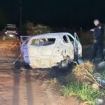 GM Ônix foi encontrado em chamas na estrada Adalgisa; perícia aponta indícios de que a vítima pode ter sido contida antes do crime