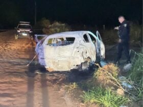 GM Ônix foi encontrado em chamas na estrada Adalgisa; perícia aponta indícios de que a vítima pode ter sido contida antes do crime