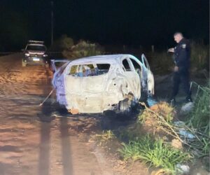 GM Ônix foi encontrado em chamas na estrada Adalgisa; perícia aponta indícios de que a vítima pode ter sido contida antes do crime