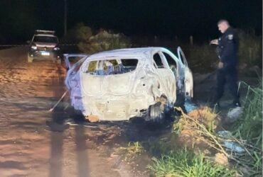 GM Ônix foi encontrado em chamas na estrada Adalgisa; perícia aponta indícios de que a vítima pode ter sido contida antes do crime