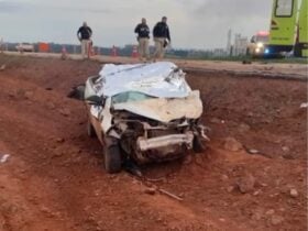 Picape colidiu possivelmente na traseira de um veículo pesado; motorista morreu no local e perícia foi acionada