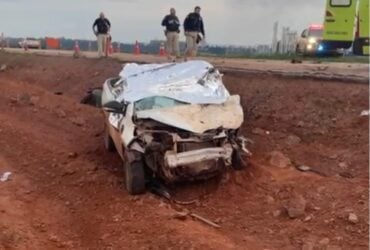 Picape colidiu possivelmente na traseira de um veículo pesado; motorista morreu no local e perícia foi acionada