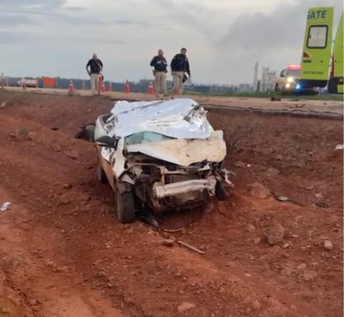 Picape colidiu possivelmente na traseira de um veículo pesado; motorista morreu no local e perícia foi acionada