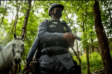 Cavalaria da PM prende suspeito por tráfico em Nova Mutum