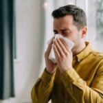A gripe K é causada por um novo subclado do vírus Influenza A (H3N2), conhecido como subclado K, que apresenta mutações na proteína do vírus.