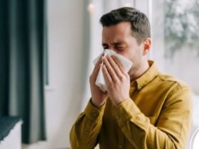 A gripe K é causada por um novo subclado do vírus Influenza A (H3N2), conhecido como subclado K, que apresenta mutações na proteína do vírus.