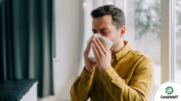 A gripe K é causada por um novo subclado do vírus Influenza A (H3N2), conhecido como subclado K, que apresenta mutações na proteína do vírus.
