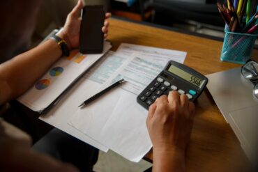 Como negociar dívidas atrasadas e pagar menos juros