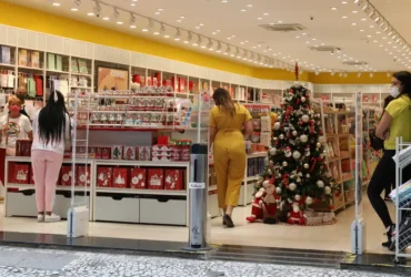 Consumidor mantém tradição de última hora: 12,2 milhões farão compras de Natal uma semana antes da data