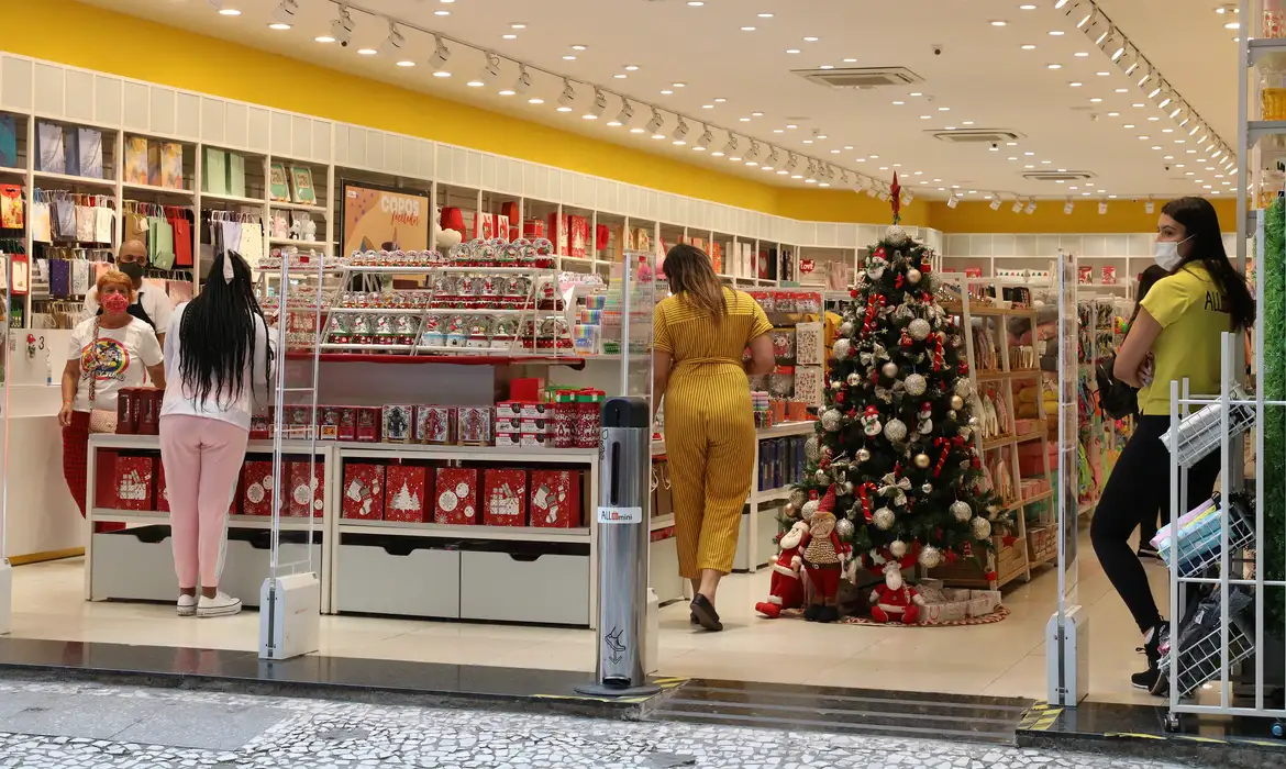 Consumidor mantém tradição de última hora: 12,2 milhões farão compras de Natal uma semana antes da data