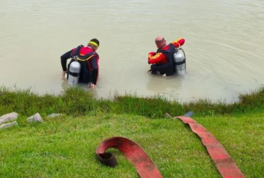 Retirada de carro que caiu em lago mobiliza Bombeiros em MT
