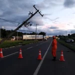 Acidente na MT-100 mobiliza Bombeiros por risco elétrico