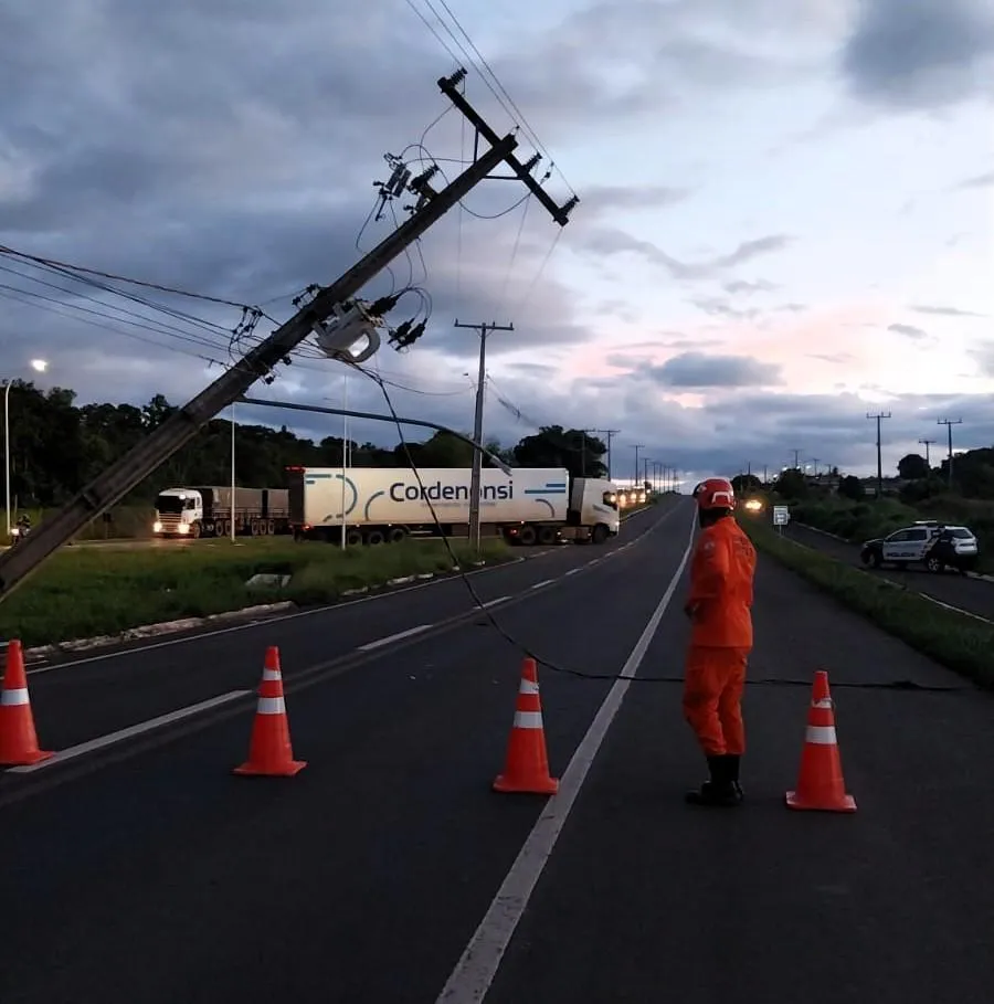 Acidente na MT-100 mobiliza Bombeiros por risco elétrico