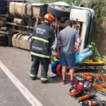 Carreta tomba na BR-364 e deixa feridos em Alto Araguaia