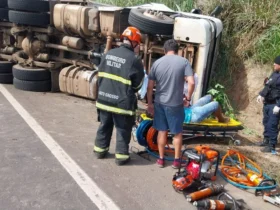 Carreta tomba na BR-364 e deixa feridos em Alto Araguaia