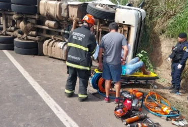 Carreta tomba na BR-364 e deixa feridos em Alto Araguaia