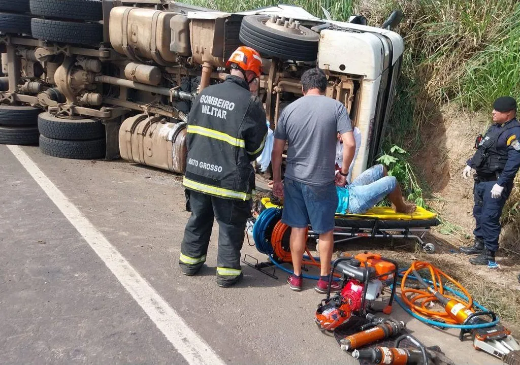 Carreta tomba na BR-364 e deixa feridos em Alto Araguaia
