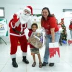 Crianças atendidas pelo CRAS do Jardim das Palmeiras recebem presentes em ação de Natal