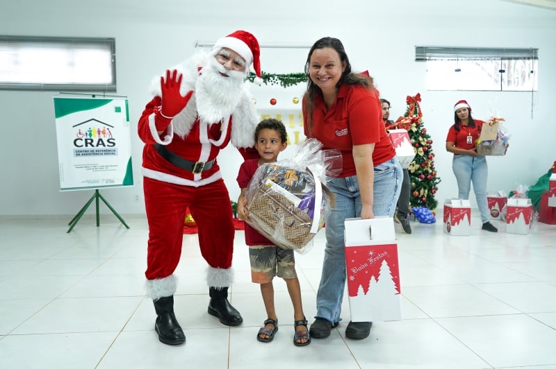 Crianças atendidas pelo CRAS do Jardim das Palmeiras recebem presentes em ação de Natal