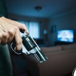 Enquanto assistia televisão, jovem de 23 anos é morto a tiros dentro de casa em Mato Grosso