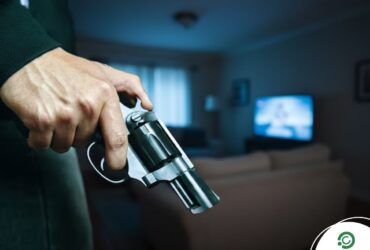 Jovem de 23 anos é assassinado a tiros enquanto assistia TV em casa