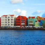 Curaçao é uma ilha paradisíaca no sul do Mar do Caribe e um país autônomo constituinte do Reino dos Países Baixos.